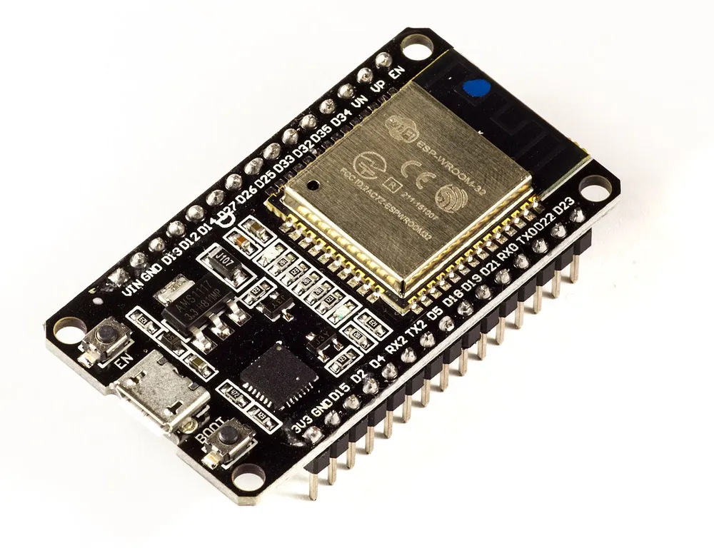 Так выглядит подходящая плата: ESP32 DevKit с модулем ESP-WROOM-32, разъёмом micro-USB и кнопками BOOT и EN. Фото: Ubahnverleih, Wikimedia Commons (CC0)